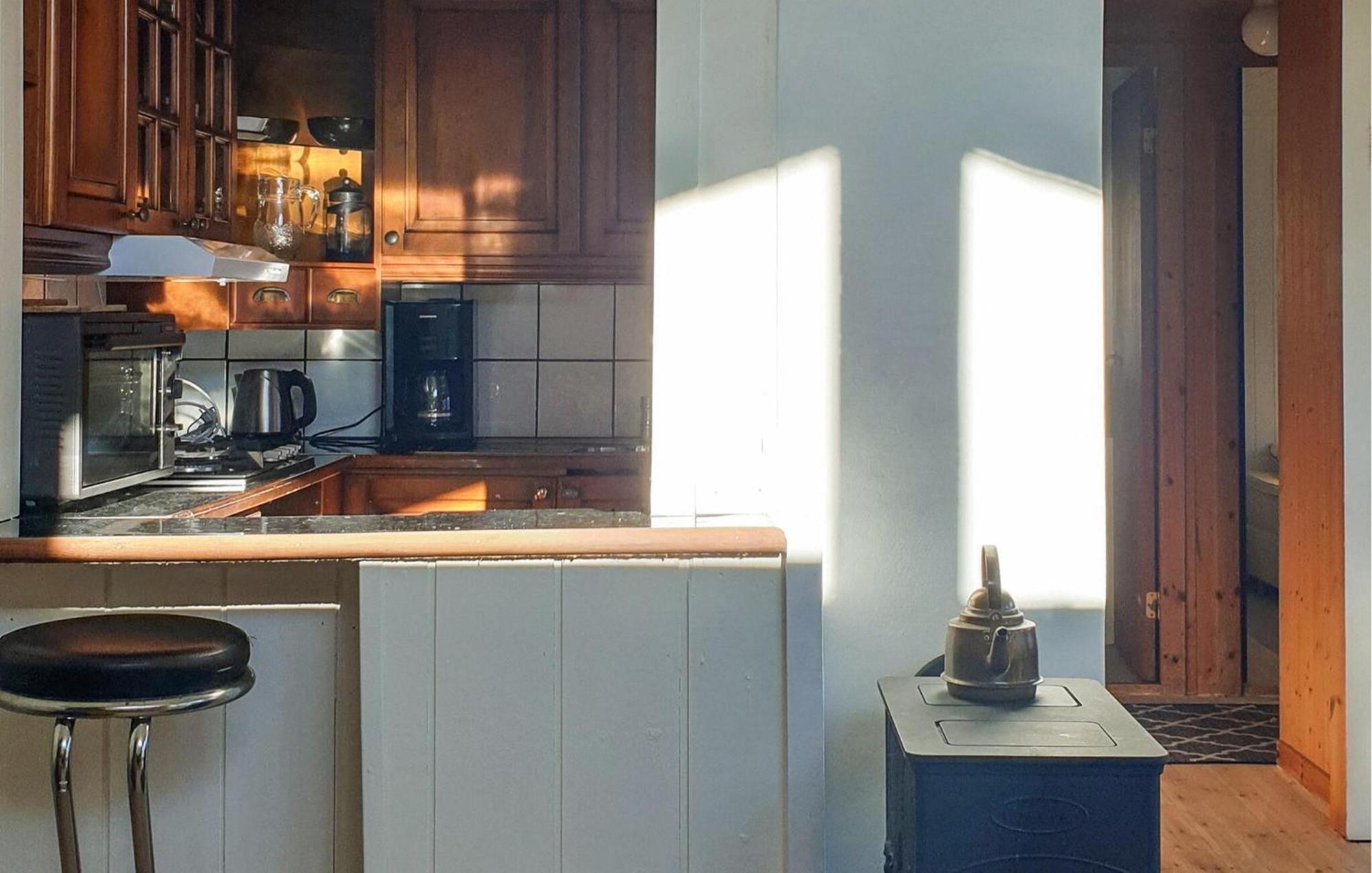 Beautiful Home In Vallavik With Kitchen Bu Bagian luar foto